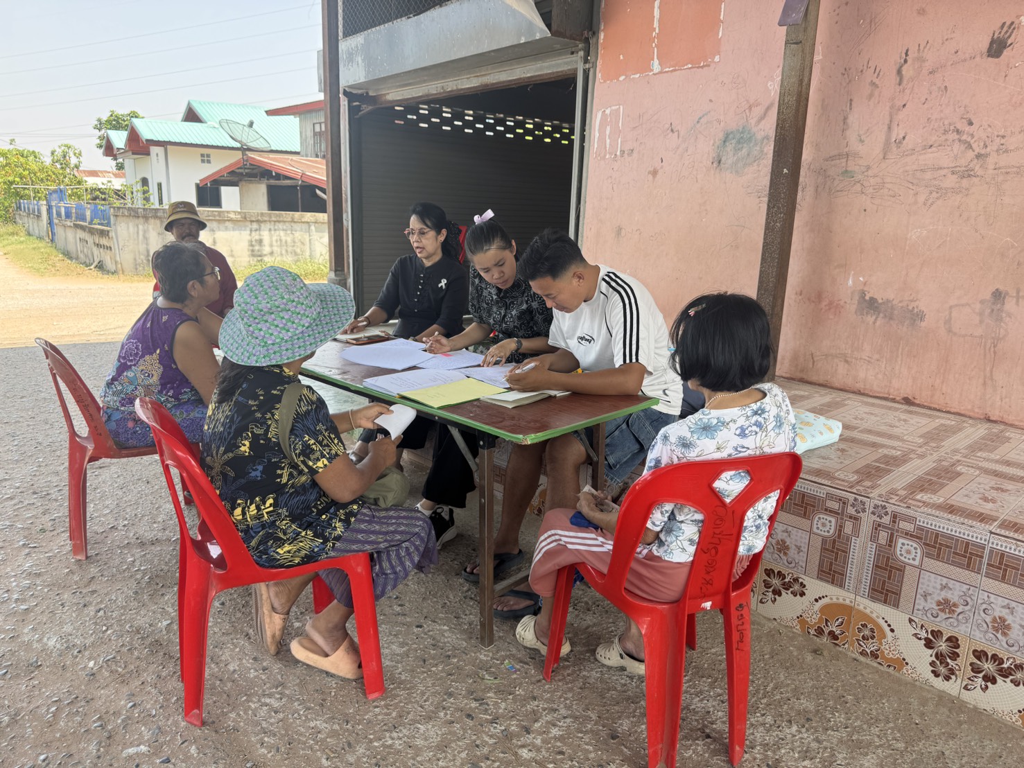 พช.โคกโพธิ์ไชย : ลงพื้นที่ติดตามโครงการแก้ไขปัญหาความยากจน (กขคจ.) บ้านซับบอน หมู่ที่ 7 ตำบลซับสมบูรณ์